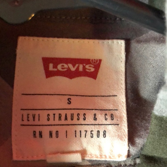 Levi’s button down shirt - Picture 4 of 4